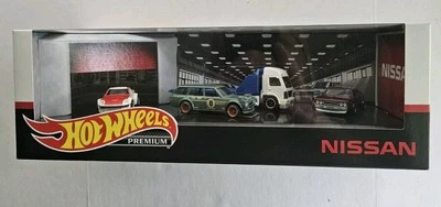 Hot Wheels Premium - Nissan - Juego 2019 - Camión plataforma plana y 3 autos Nissan Foto 1 de 4
