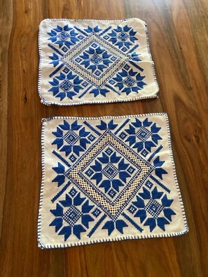2 Platzdeckchen 26x23  Blau bestickt gehäkelt Baumwolle aus Omas bester Zeit - Bild 1 von 2