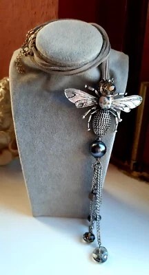 Lange Halskette mit Funkelnder Strass Fliege°. - Bild 1 von 4