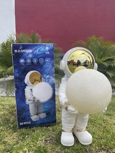 LED Night Light Astronaut Night Light, Cute Spaceman Room Desktop Lamp - Picture 1 of 7