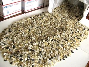 Lote 1 de reparación artesanal de materiales mixtos artesanales a granel botones vintage de 26 libras - Imagen 1 de 10