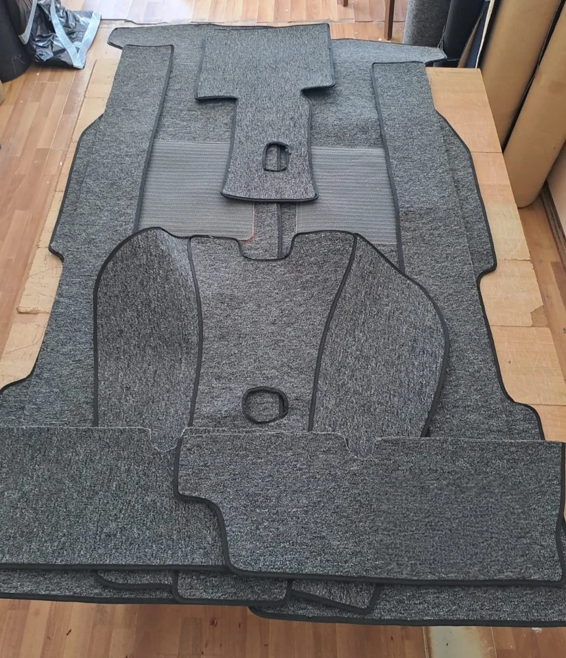 梅赛德斯奔驰 W115 4 门深灰色地毯套装 - 新产品 — 第 1/1 张图片