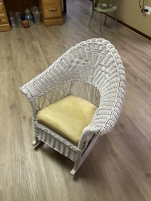 Mecedora antigua vintage de mimbre blanco (cojín original) Foto 1 de 2