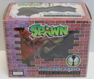 SCATOLA FIGURINE DA COLLEZIONE SPAWN VS VIOLATOR #11699 ESCLUSIVA FAO SWARTZ - Foto 1 di 8