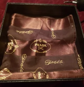 "Prada Milano Schal aus 100 % Seide 35"" x 35""" - Bild 1 von 8