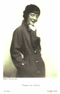 Truus van Aalten * original Ross postcard postcard * no. 1877 d