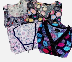 Scrub Tops Lot of 4 Size 2XL Pockets Leaf Floral Heart Abstract Multicolor Print - Picture 1 of 9
