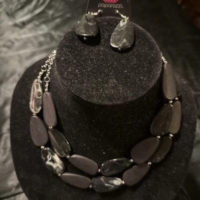 Nuevo con etiquetas Juego de regalo collar y pendientes en capas negro y plata Paparazzi Foto 1 de 3