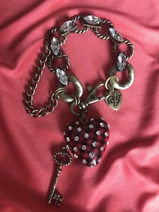 Betsey Johnson Vintage School Girl Red & Black Gingham Lucite Heart Bracelet - Imagen 1 de 5