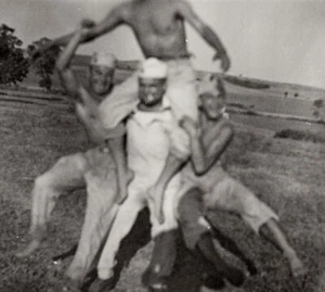 Vintage Foto Jungs Zuneigung junger Mann Ausbuchtung Armee Soldat bizarr Gay Int +8415 - Bild 1 von 2