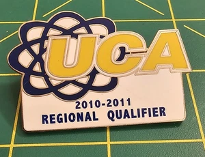 Prendedor de solapa de recuerdo coleccionable clasificatorio regional UCA 2010-2011 (S36) Varsity - Imagen 1 de 2