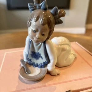 NAO/LLADRO, BABY MÄDCHEN MIT TELLER BREI FIGUR, VERPACKT. - Bild 1 von 5