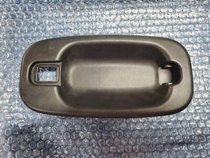 99-07 Chevy Silverado Sierra Suburban Yukon Tahoe RH Front Door Handle Bezel - Picture 1 of 5