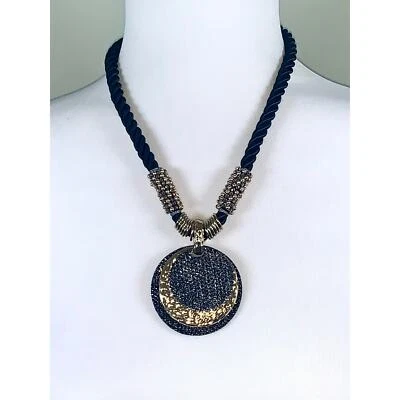 Collar Erica Lyons Cuerda Negra Apilada Negro y Dorado Colgante Distintivo  Foto 1 de 4