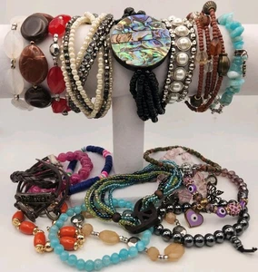 Lote de 19 pulseras de cuentas elásticas, puños y brazaletes de moda, vintage hasta ahora - Imagen 1 de 6