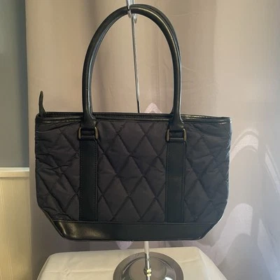 Bolso de mano acolchado azul marino LL Bean con ribete de cuero negro y cierre de cremallera Foto 1 de 4