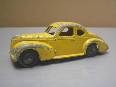 Dinky Toys 39f Studebaker State Commander Saloon early post war yellow scarce - Image 1 of 4