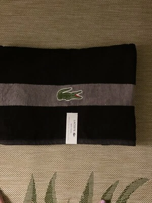 *Toalla de baño negra con rayas grises nueva con etiquetas Lacoste Signature Logo* Foto 1 de 3