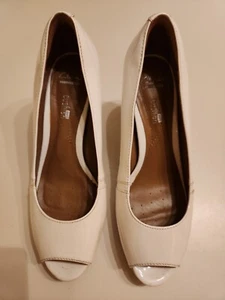 CLARKS COLLECTION 5M SOFT CUSHION White Patent open-toe Pumps Cushioned Insoles - Picture 1 of 9