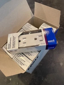 Eaton Eagle Decorator Duplex Grounding Receptacle 1107W-BOX 15A 125V Box Of 10 W - Picture 1 of 3