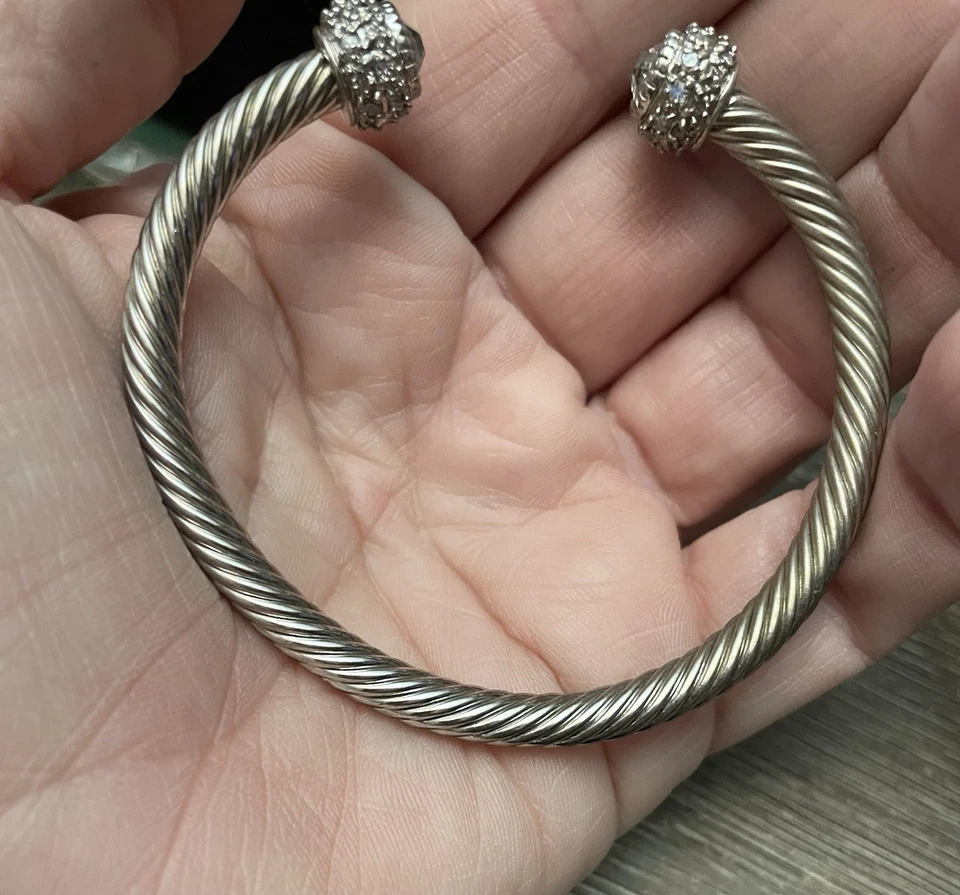 Brazalete de plata con cable trenzado con tapas de cristal  Foto 1 de 4