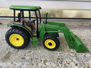 ERTL 1:16 SCALE JOHN DEERE 541 TRACTOR WITH LOADER - Picture 1 of 20