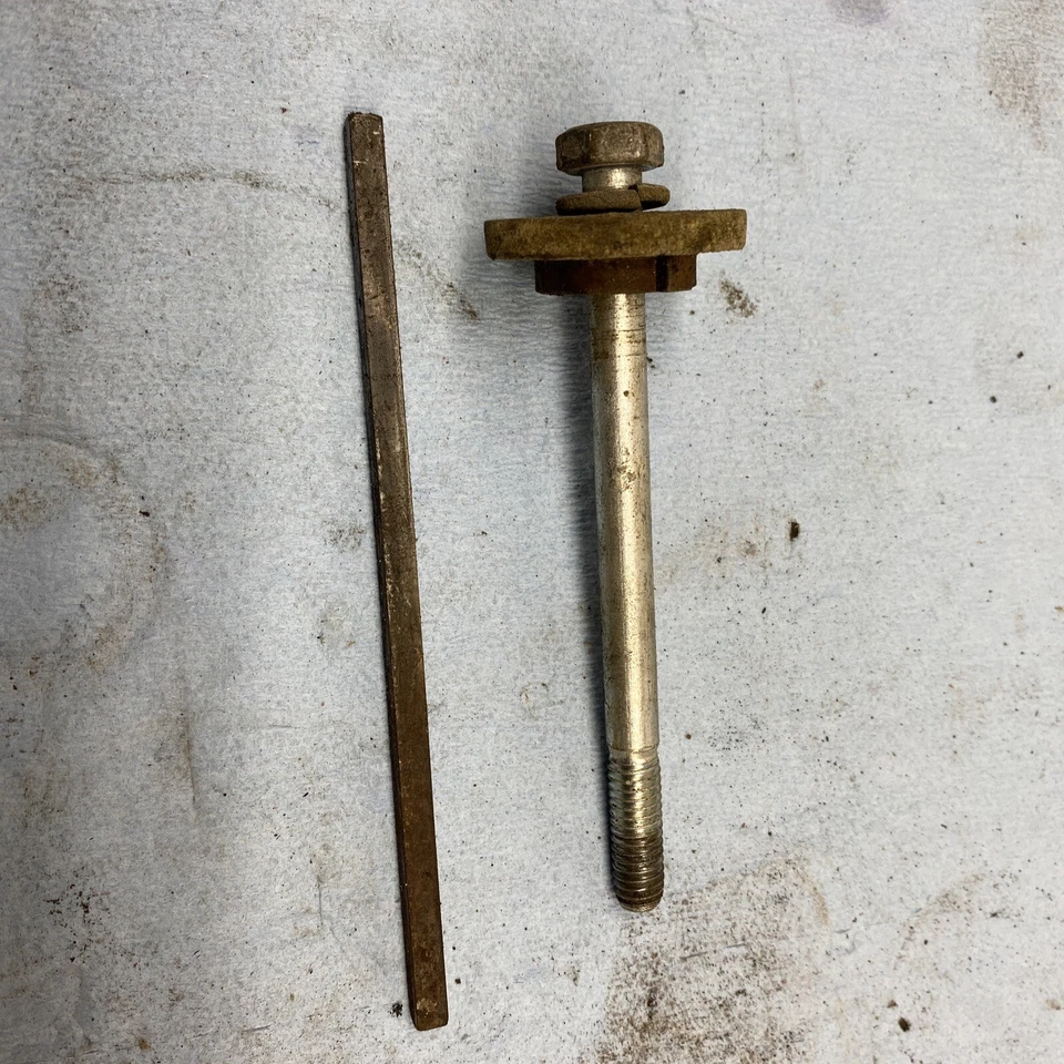 1976 John Deere Vintage Snowmobile Cyclone 440 Driven Clutch Bolt and Key Way - Image 1 of 3