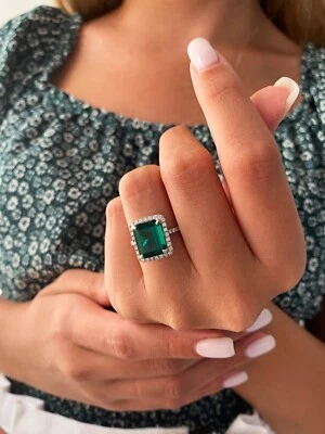 Anillo de compromiso halo simulado verde corte esmeralda de 3 quilates enchapado en oro blanco de 14 quilates Foto 1 de 4