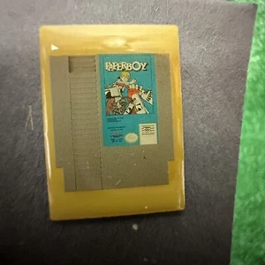 Paperboy Nintendo NES Cartucho de Videojuego Arte Pin Solapa - Imagen 1 de 7