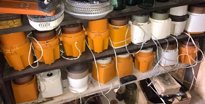 Lot 17 anciens robots de cuisine hachoir vintage orange années 1960 pour pièces - Photo 1/4