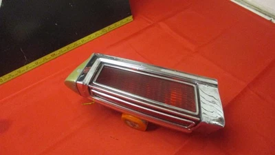 Oldsmobile Delta 88 1969 montaje de luz trasera lado izquierdo Foto 1 de 4