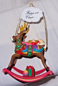 SANTA'S BEST 1991 X-MAS CHARMERS BABY'S 1ST ROCK-A-BYE 1A EDIZIONE ORNAMENTO - Foto 1 di 6