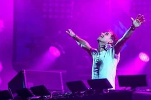 Armin Van Buuren Live Trance DJ-Sets 128GB USB SPECIAL Compilation (1994 - 2025) - Picture 1 of 12