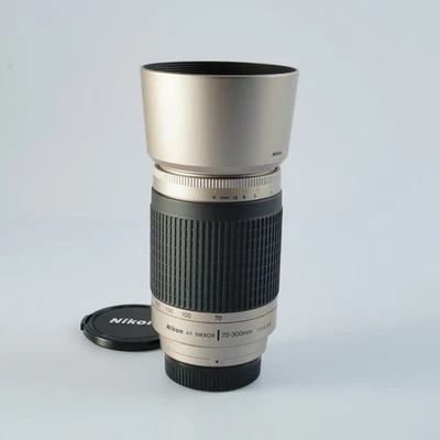 EXCELLENT Nikon AF NIKKOR 70-300mm F/4-5.6 G Silver Zoom Lens - Image 1 of 4