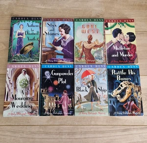 Carola Dunn Daisy Dalrymple Mystery Series Books Lot of 8 Paper Back Bundle - Foto 1 di 13