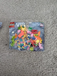 LEGO Miscellaneous: Fun and Funky VIP Add On Pack (40512) - Picture 1 of 2
