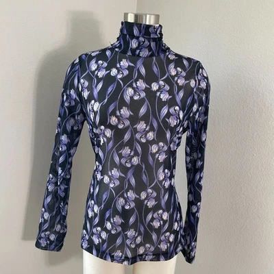 Camisa transparente de cuello alto de malla floral mediana del mercado negro de la Casa Blanca para mujer Foto 1 de 4