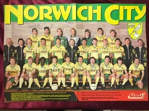 19 Autogramme NORWICH CITY FC 80er Jahre - handsigniertes Poster! Rosario/Phelan/Gunn - Bild 1 von 5