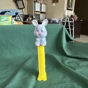 2019 Gray Easter Bunny on Yellow Pez Dispenser - Picture 1 of 7