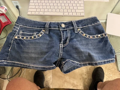 Pantalones cortos de mezclilla YMI para mujer azules tiro medio desgastados con tachuelas estilo S64036 talla 5 Foto 1 de 4