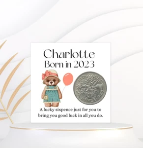 Born In Geschenk Mädchen, Lucky Sixpence Münze, Babys erster Geburtstag, neue Eltern Geschenk - Bild 1 von 3