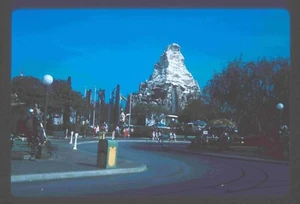 Matterhorn Mountain Disneyland CA 1965 Kodachrome 35 mm Slide A27 - Imagen 1 de 1