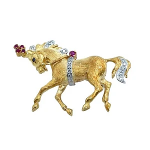 Ben Rosenfeld Pferdebrosche 1969 - 18kt Gelbgold, Diamant & Rubin - Bild 1 von 6