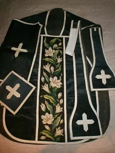 ANCIENNE CHASUBLE NOIRE+ETOLE+MANIPULE+BOURSE+VOILE CALICE/SOIE MOIRée BRODERE - Picture 1 of 11