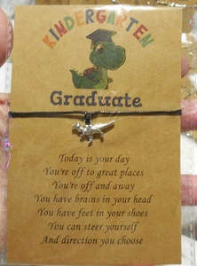 30 Neu Kindergarten Graduate Schule Armband Dinosaurier Charms Miss Print Karte - Bild 1 von 5