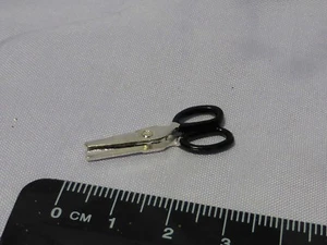 1:12 Scale Pair Of Metal Scissors Dolls House Miniature Kitchen Accessories - Picture 1 of 1
