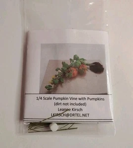 Mini casa de muñecas escala 1/4 vid de calabaza con calabazas - Imagen 1 de 3