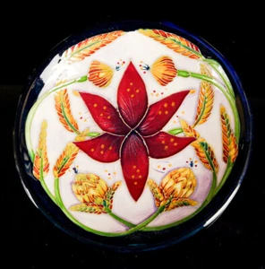 MOORCROFT POTTERY -DELONIX- SHIRLEY HAYES FLORAL FLOWER PIN DISH PLATE, 12cm - Picture 1 of 2
