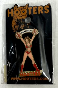 SPILLA RISVOLTO DES MOINES, IA HOOTERS CHEERLEADER BANNER RAGAZZA - POM POM BIANCHE/ROSSE - Foto 1 di 2
