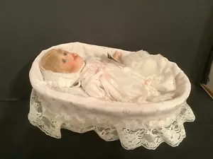Muñeca bebé de porcelana Geppeddo en moisés MIKAYLA 3 piezas conjunto edades 5+ - Imagen 1 de 9